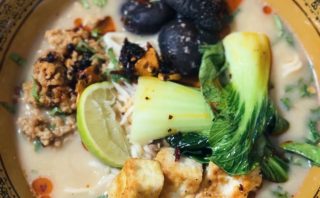 Pasta con salsa fucsia